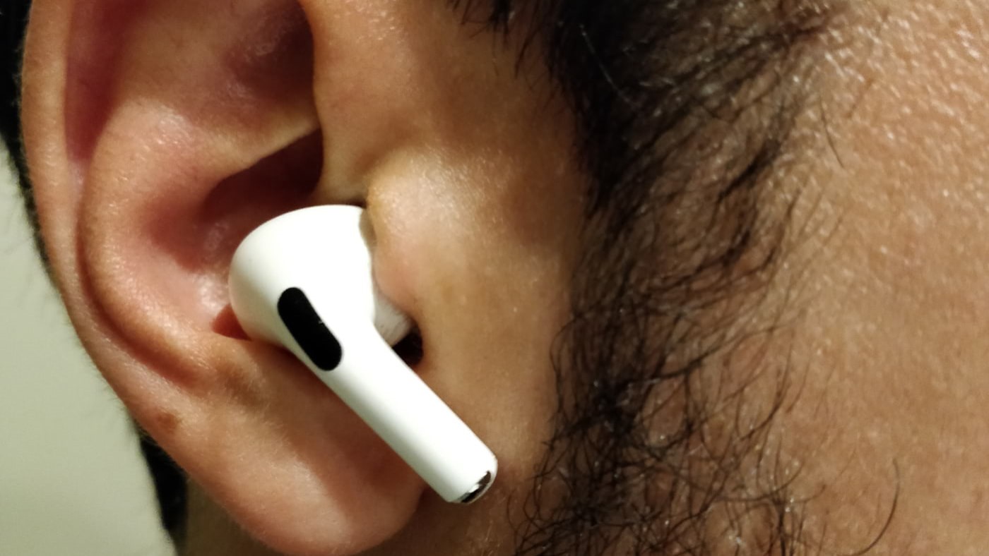 Se você tem AirPods Pro e eles caem do seu ouvido, tente isso