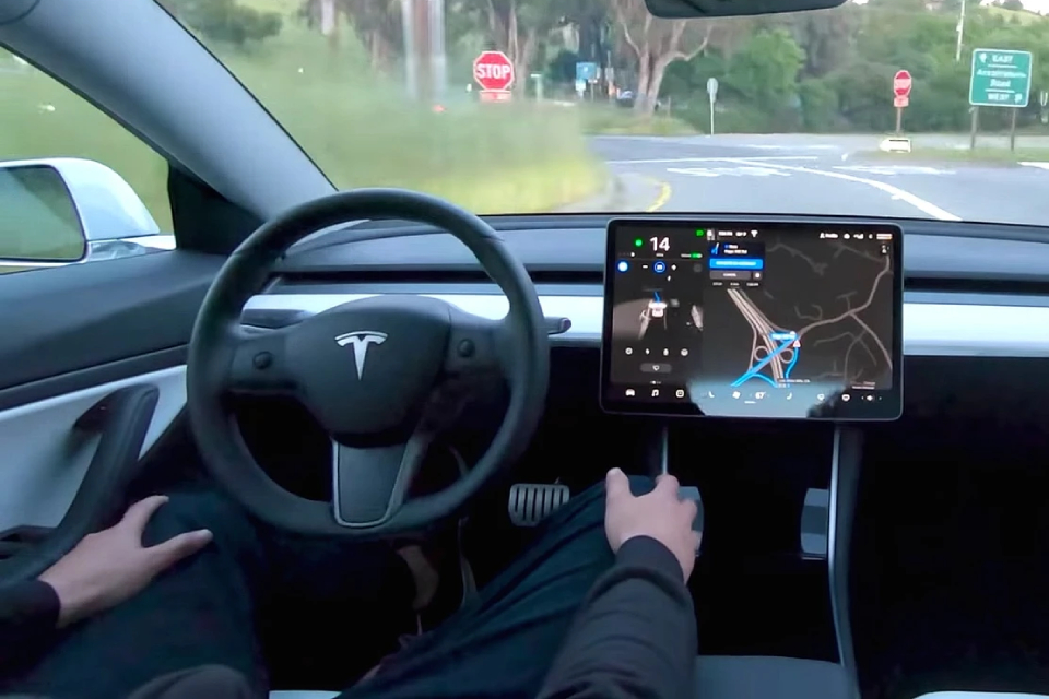 Tesla terá assinatura de software de direção autônoma em 2021